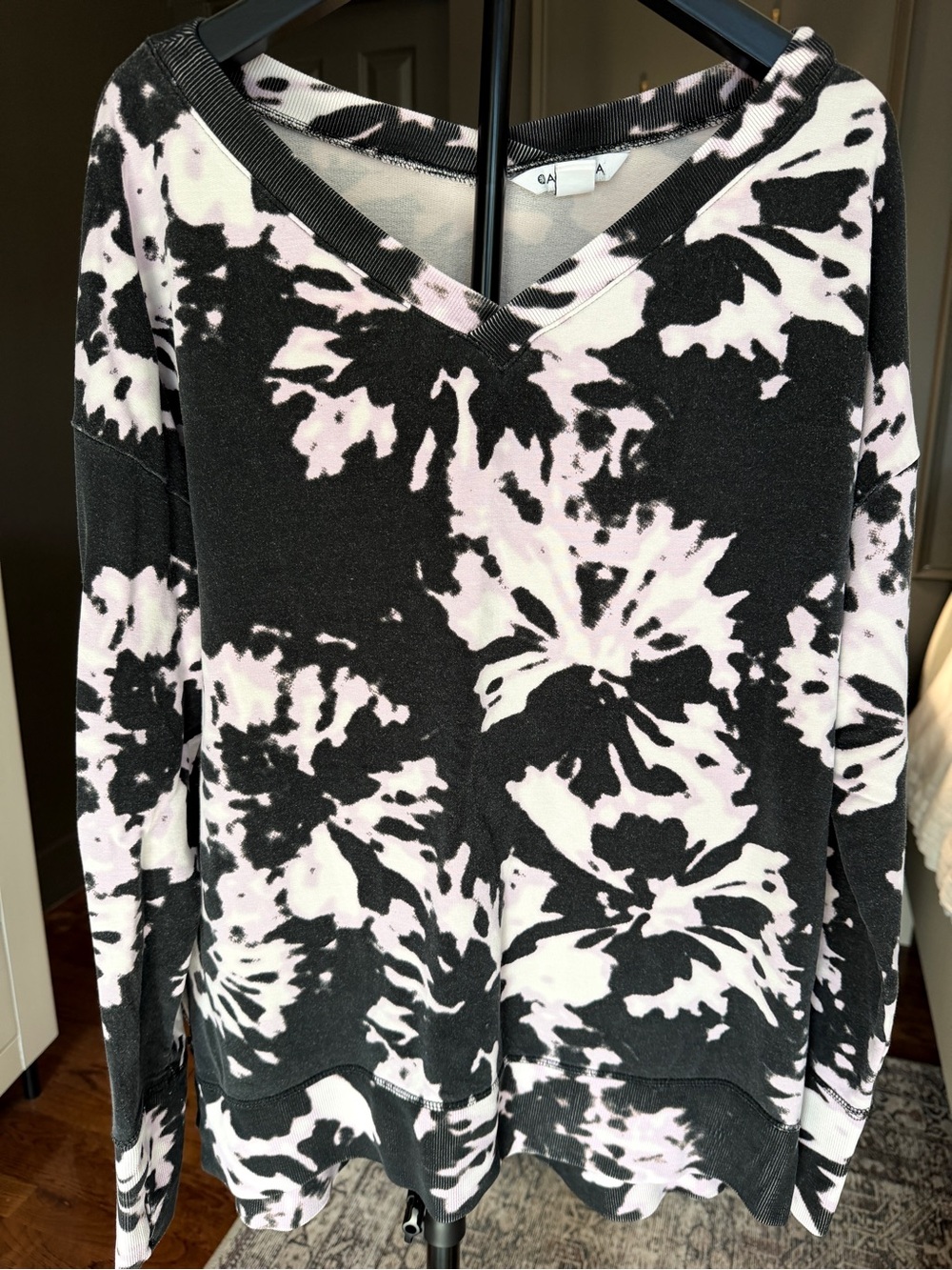 Athleta Coaster Luxe Top Women’s L V-Neck Floral Long Sleeve Black Pink